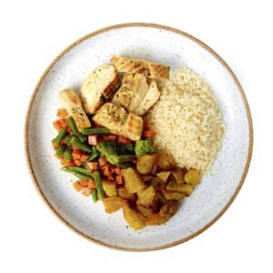 Frango grelhado ao molho de maracujá, arroz branco, batata sautée e mix de legumes