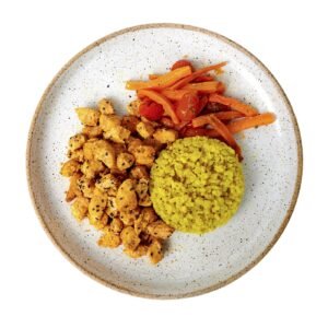 Frango em cubos ao estilo Thai, arroz de couve-flor, cenoura ao forno e tomate confit