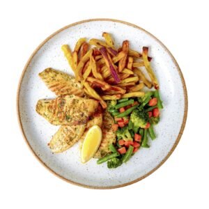 Filé de Saint Peter ao toque de ervas e limão, batata-doce palito ao toque de alecrim e mix de legumes cozidos